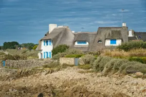Direkt an der Küste steht ein grosses Haus im typischen lokalen Stil gebaut und noch mit einem Schilf-(Reet)Dach versehen.