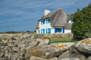 Direkt an der Küste steht ein grosses Haus im typischen lokalen Stil gebaut und verügt noch über ein Schilf-(Reet)Dach.