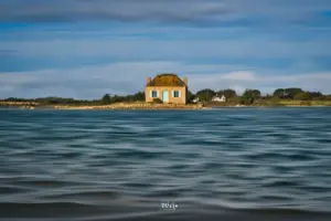 Inmitten des Flusses Etel liegt eine Mini-Insel die gerade Platz für das kleine Fischerhäuschen bietet und ein tolles Fotomotiv bietet.