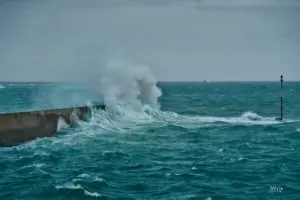 Mit seinen Meterhohen Wellen zeigt der Atlantik seine rauhe Seite.