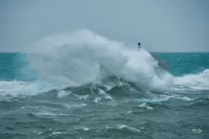 Der Atlantik ist vom Sturmwind aufgepeitscht und schlägt mit immer heftigeren Wellen an die Hafenmauer.
