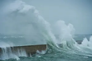 Mit 15 m und mehr peitschen die Wellen das Wasser der stürmischen See hier in Lomener an die Quaimauer.