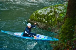 Im wilden Wasser ist der Europa- und Weltmeister im Kayak am trainieren für den nächsten Wettkampf.