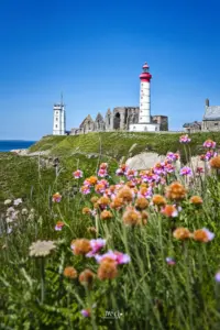 Direkt an der Klippe zwischen den alten Abtei Gebäuden steht der Leuchtturm Saint-Mathieu an der gleichnamigen Pointe Saint-Mathieu als imposanter 56 m hoher Turm.