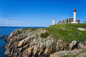 Der Leuchtturm Saint-Mathieu thront über den schroffen Küstenfelsen die aus dem Wasser ragen.
