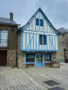 Ein typisch bretonisches Riegel-Fachwerkhaus wo der hölzerne Riegelbau in hellblau