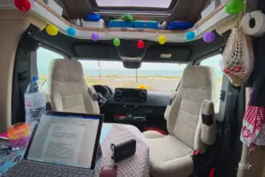 Aussicht vom Wohnmobil-Arbeitsplatz direkt auf die Küste und das Meer.