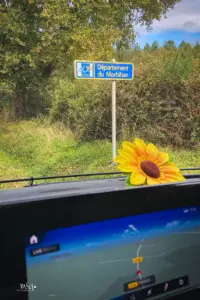 Das Strassenschild zeigt den Departementswechsel ins Departement Morbihan in der Bretagne an.