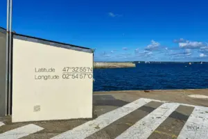 Ein kleines Haus ist mit den GPS Koordinaten markiert um zu den Standort zu zeigen.