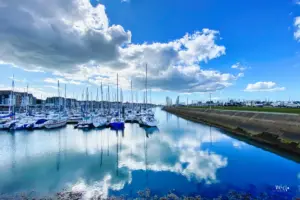 Im Wasser des grossen Yachthafens spiegelt sich die gigantischen Wolken.