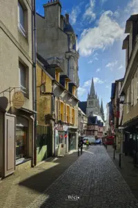 Diese Strasse in Vannes führt direkt in den alten Stadteil mit seinen schönen Riegelbauten aus dem Mittelalter.