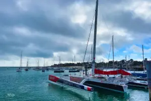 Ein grosses 3-Rumpf-Segelboot (Trimaran) liegt im Yachthafen von Trinité-sur-Mer welches bekannt ist als Ausgangspunkt für grosse Segelregatten über den Atlantik.