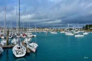 Der grosse Yachthafen von Trinité-sur-Mer mit der Bogenbrücke die den Fluss Créac'h überspannt.