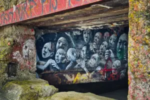 Gespenstisch sticht das Gemälde aus dem Fenster des Bunkers, man hört die gemalten Figuren auf dem Bild förmlich schreien und klagen.