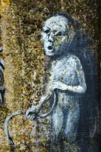 Obwohl die gemalte Figur in ihrer Art sehr einfach gehalten ist hat sie eine starke Ausdruckskraft, das Leiden der Kriegszeit ist spürbar.