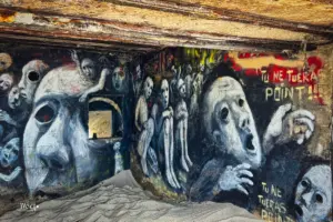 Die Art wie das Bild auf der Bunkermauer gemalt ist, lässt einem nachdenklich werden und man hat den Eindruck das Leider der Zeit direkt zu spüren.