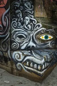 Eines von den 113 Augen die der Künstlers Pierre Chanteau in der ganzen Bretagne installiert hat, wurde hier in diese freskenartige Malerei integriert.