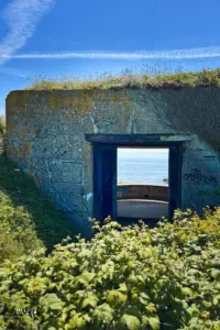 Der am Wegrand stehende Bunker aus dem 2. Weltkrieg kann betreten werden und zeigt den Ausblick über die Küste.