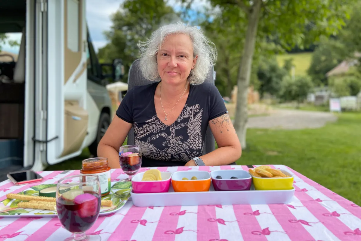 frau-essen-wohnmobil
