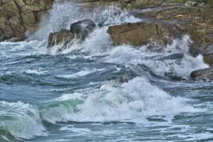 Durch die starken Wellen und den heftigen Wind ist die ganze Luft voller Wassergischt.