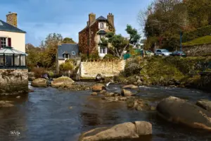 Das alte, typisch bretonische Steinhaus steht direkt am Fluss Aven.