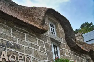 Ein altes Schilf-Reet-Dach schmückt das imposante Gebäude in Pont-Aven.