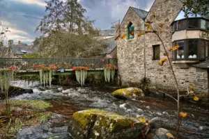 Der Aven fliesst durch den Ort Pont-Aven, an manchen Stellen ganz ruhig, dann wieder wilder.