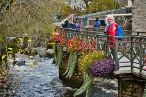 Mit viel farbigen Blumen ist der Künstlerort Pont-Aven geschmückt.