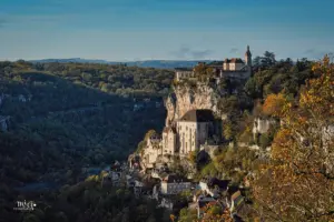Die Kirche und das Kloster von Rocamadour sind förmlich an den Fels "geklebt". Imposant ist die Sicht in den Naturpark Causses du Quercy.