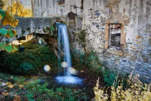Mitten im Ort ist da wo früher das Mühlerad war jetzt ein Wasserfall.