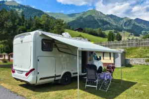 Bei herrlichem Wetter und heissen Temperaturen spendet die Markise am Wohnmobil etwas Schatten.