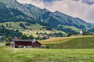 Der Ort Châteaux d'Oex liegt eingebettet von Bergen.