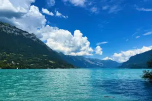 Der Brienzersee im Berner Oberland gesäumt von den Berner Alpen in Blickrichtung Brienz.