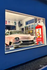 Selbst bei geschlossenem Elvis-Presley-Museum kann durch das grosse Fenster ein Blick auf ein paar Ausstellungsstücke, unter anderem einen pinken Cadillac, geworfen werden.