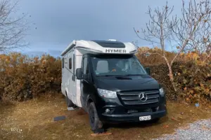 Einsam steht das einzige Wohnmobil auf dem Campingplatz.