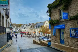 Vom oberen Ortsteil von Pont-Aven kommend taucht man zwischen Galerien und Künstlerbedarfs Geschäften direkt ins Zentrum.