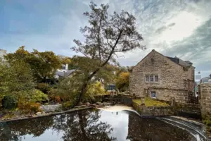 Idyllisch liegt die alte Mühle von Pont-Aven im Zentrum des Ortes am Fluss Aven.