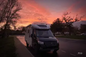 Ein toller Sonnenuntergang über dem Wohnmobil.