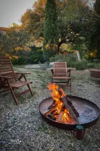 Die Stühle stehen bereit um die Gemütlichkeit am Lagerfeuer am Abend zu geniessen.