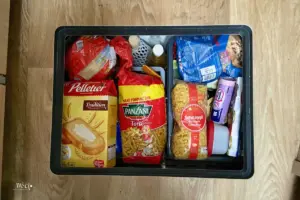 Das Kellerabteil im Wohnmobil mit gut gefülltem Essensvorrat.