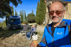 Eine Glacé geniessen an der Herbstsonne in Südfrankreich.