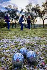 Schön beieinander liegen die geworfenen Petanque kugeln.