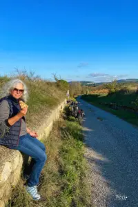 Pause während der Fahrradtour im Weinberg und ein Gebäck geniessen.