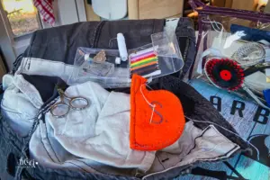 Ein kleines Nähutensilien-Set wird für kleine Nähreparaturen genutzt.