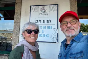 Zwei Personen vor dem aus den Krimis von Comissaire Dupin bekannten Restaurant L'Amiral in Concarneau.