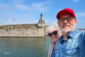 Im Hintergrund ist die Altstadt von Concarneau, die Ville Close, eine auf einer Insel liegenden Festungsstadt.