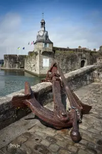 Der Eingang zur Altstadt von Concarneau wird durch einen imposanten, alten Anker markiert.