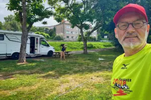 Auf einem Rastplatz wird vor dem Wohnmobil mit ein paar Turnübungen der Körper gelockert um wieder fit zu sein für die Weiterreise.