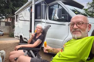 Bei den sommerlich heissen Temperaturen geniesst sich eine Glacé vor dem Wohnmobil noch mehr.