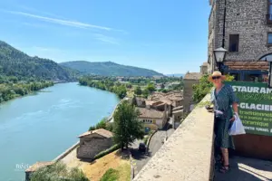 Die Durance ist ein Fluss der von den Bergen her kommt und an der Stadt Sisteron vorbei fliesst.